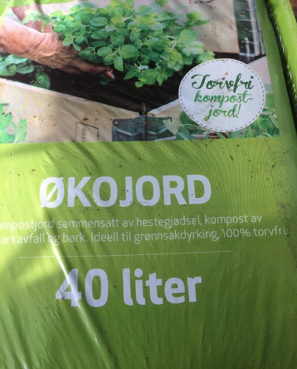 Spør etter torvfri eller torvfattig jord i hagesenterent. Foto: Marianne E. Utengen Jordsekk merket med torvfri kompostjord.
