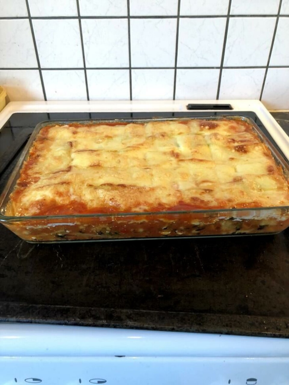 Så var familiens middag klar. Fuktig, men veldig god. Squash inneholder mye vann, selv den som er blitt svær og treen. Nystekt squash-lasagna rett fra ovnen.