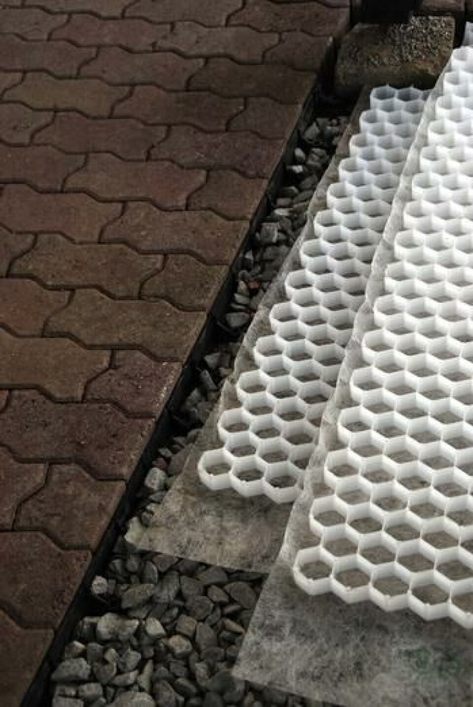 Grus i hagen er både praktisk, vakkert og enkelt Grusmatter som viser plastcellene der grusen skal legges i