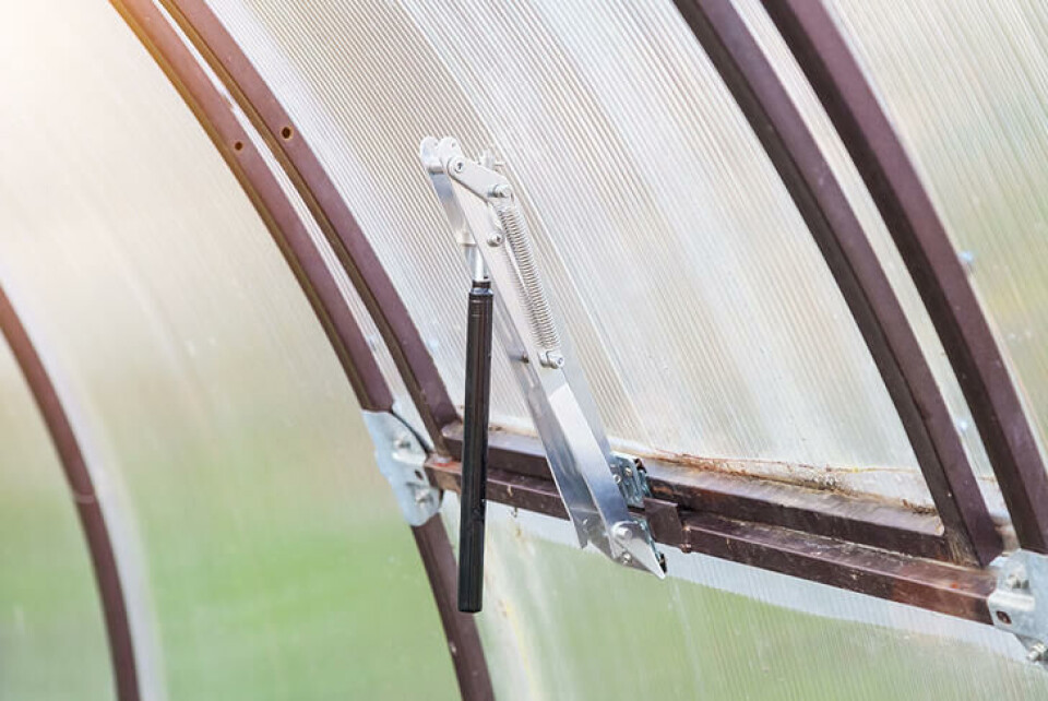 Den svarte sylinderen som åpner lukene bør inn før frosten kommer. Foto: Shutterstock. En automtatisk lukeåpner med svart, hydraulisk sylinder.