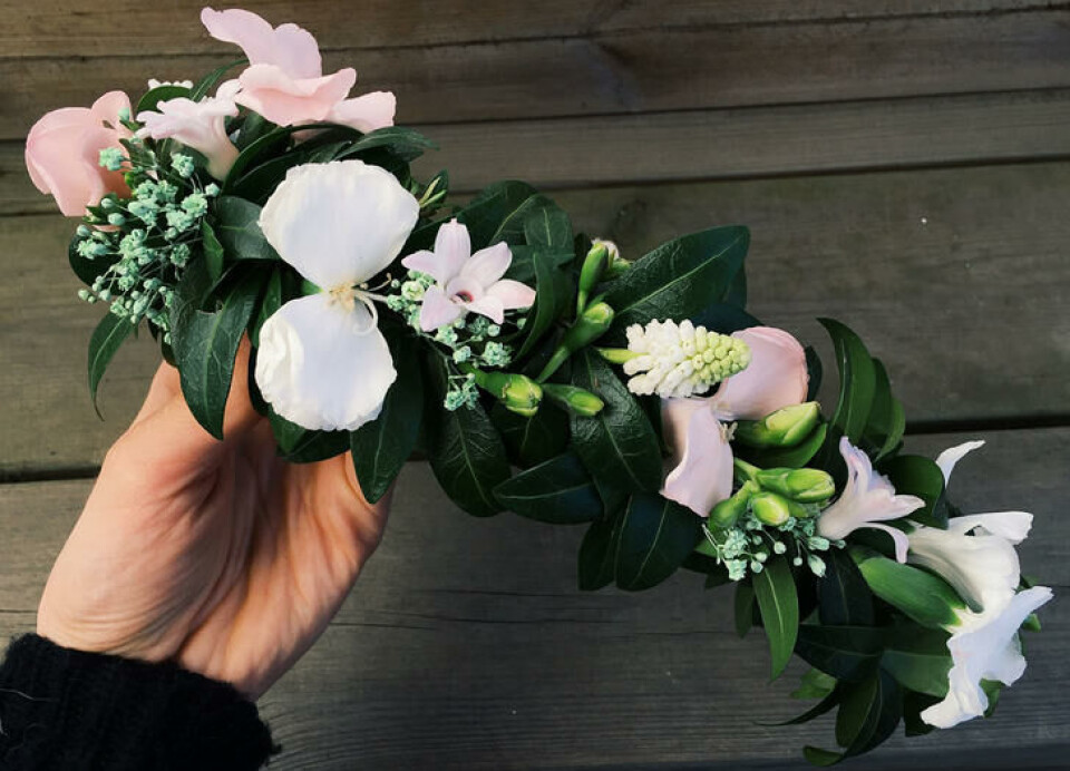 Spray kransen godt og oppbevar den kjølig til den skal brukes. blomsterkrans til håret av løkblomster