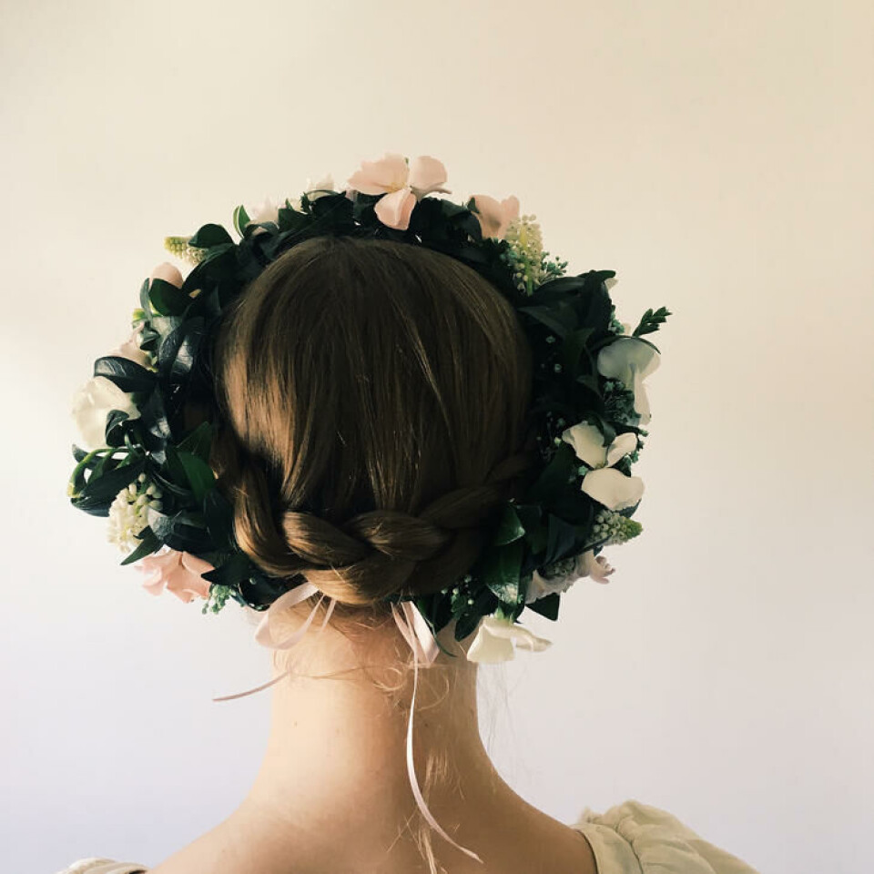 Bruk et silkebånd som tres inn i løkkene på hver side. Båndet brukes til å tilpasse kransen til hode og frisyre. blomsterkrans til håret
