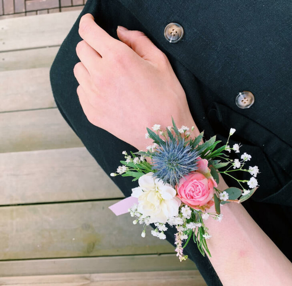 Vakker pynt som bindes enkelt rundt håndleddet. corsage - håndleddbukett - av blomster