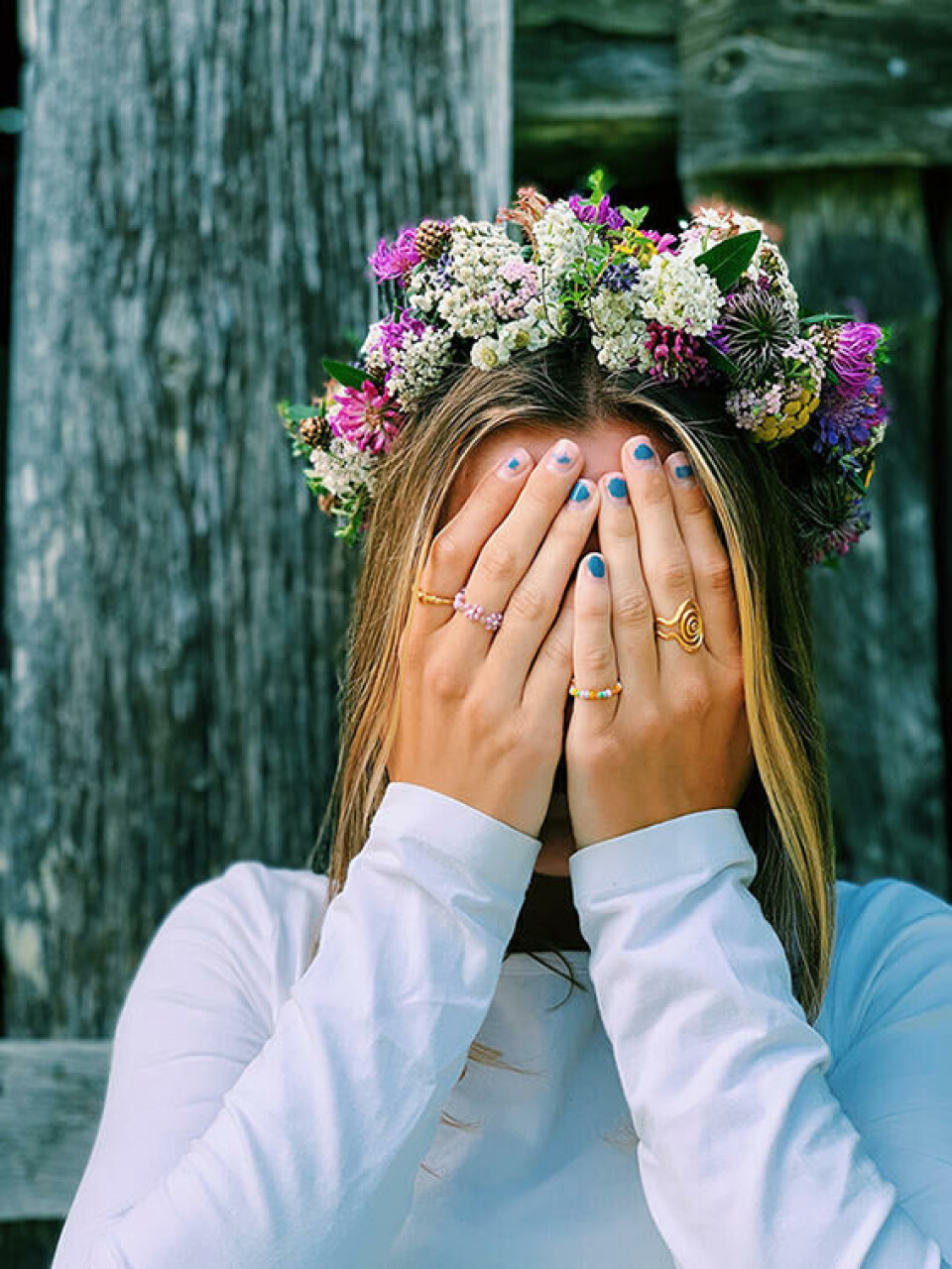 Enkle og vanlige markblomster kan bli en fargerik sommerkrans. Hårkrans av markblomster