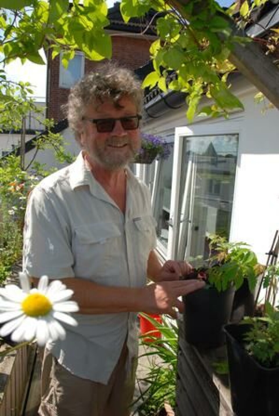Børre vil at plantene hans skal ha det godt. Det er derfor han tømmer varmtvannstanken når han vanner første gang klokka sju på morgenen. Han ønsker ikke at plantene skal få kuldesjokk av vannet. Nei, lunkent må det være. Balkonghagen