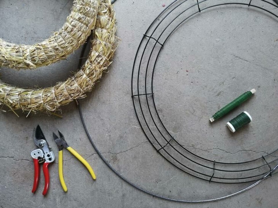 Beskjæringssaks, avbitertang, vikletråd og ulike baser til å binde kransen. Fotograf: Marthine Søyland Hoel. Redskaper til kransebinding