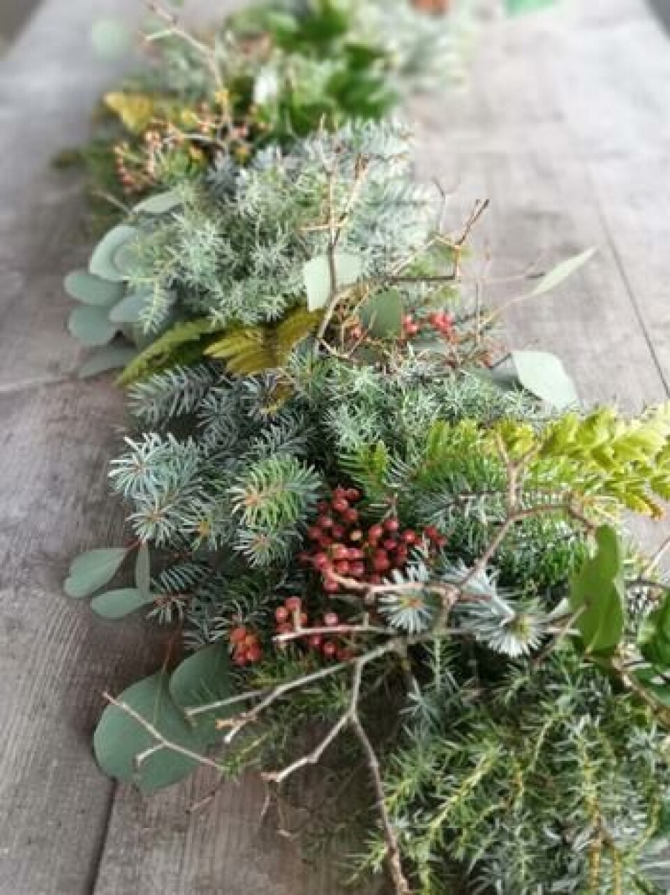 En girlander bundet av grønt bar og blader. Perfekt som bordpynt eller rundt inngangsdøra til jul.. Fotograf: Marthine Søyland Hoel. Girlander