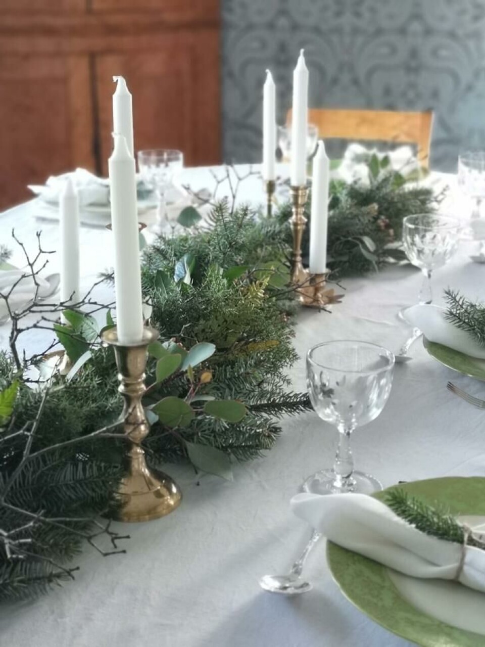 Her har girlanderen fått hedersplassen på julebordet. Fotograf: Marthine Søyland Hoel. Julebord