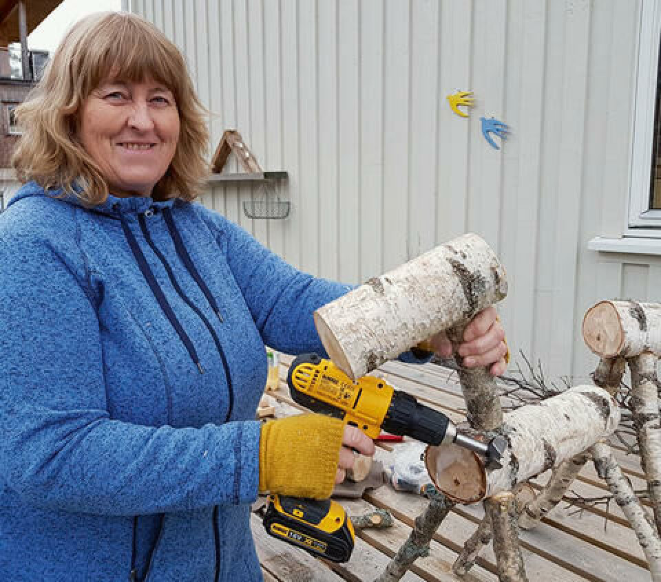 Hodet trenger også hull med lim, før det festes på halsen. Kroppen er nå på stell. Det som mangler er geviret, ører, øyne, nese og hale. Feste hodet