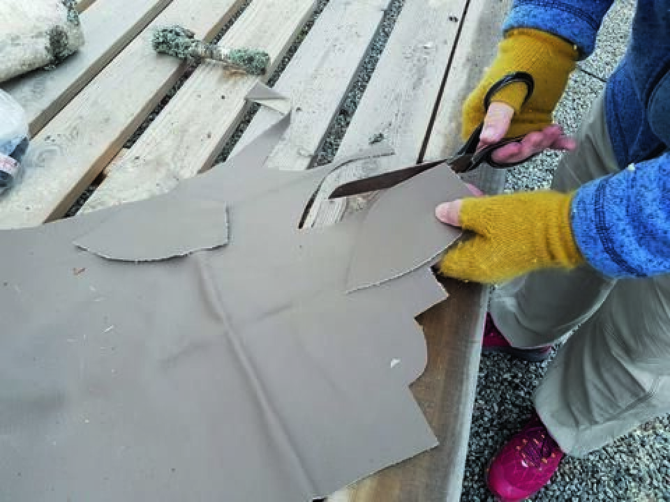 Til ører og hale brukte vi skinnrester vi hadde liggende. Vi klipte ut tre like biter. Klippe i skinn