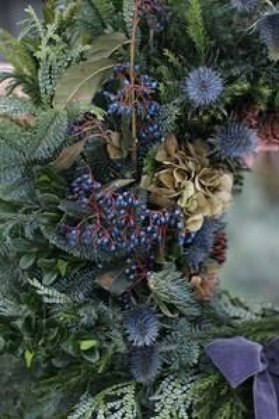 Tips: Nærbilde av en krans som viser at en er pyntet med tørkede blomster.