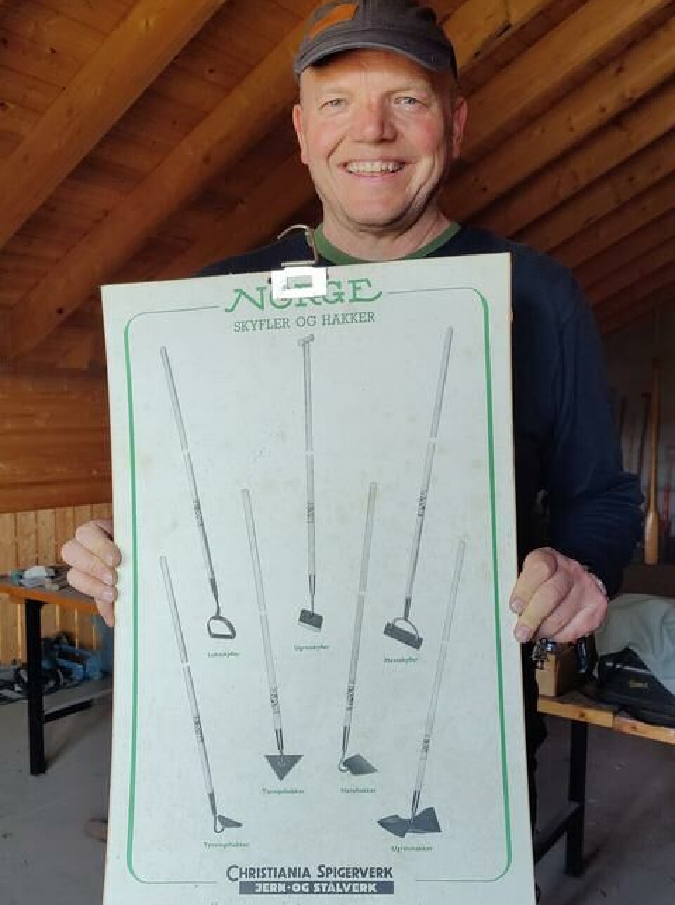 Per holder frem plakat med ulike lukeredskap.