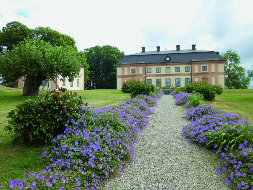 Hovedbygningen og noe av hagen på godset Åkerö. Til venstre står mortreet av ‘Åkerø’. Godset Åkerø
