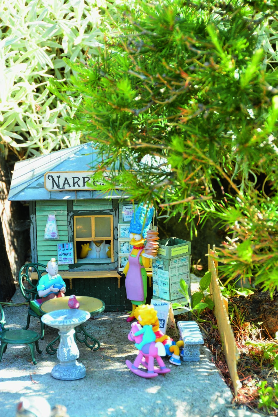 TIntin besøker Narpesen kioskkafé og får servert pannekaker av Marge Simpson.. Fotograf: Marianne Utengen Tintin og Narvesenkiosk