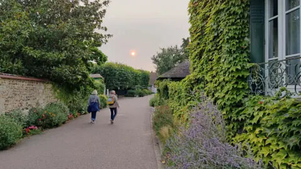 Monets hage Landsbyen Giverny om kvelden.