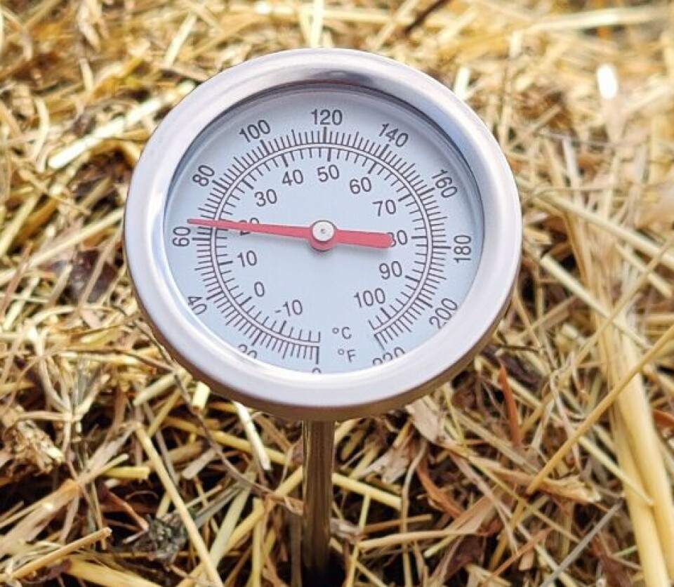 Når planteavfallet brytes ned, frigjøres varme. Du kan dermed måle hvor mye aktivitet du har i komposten. Når temperaturen kommer opp i 20 grader, er nedbrytingen i full gang.