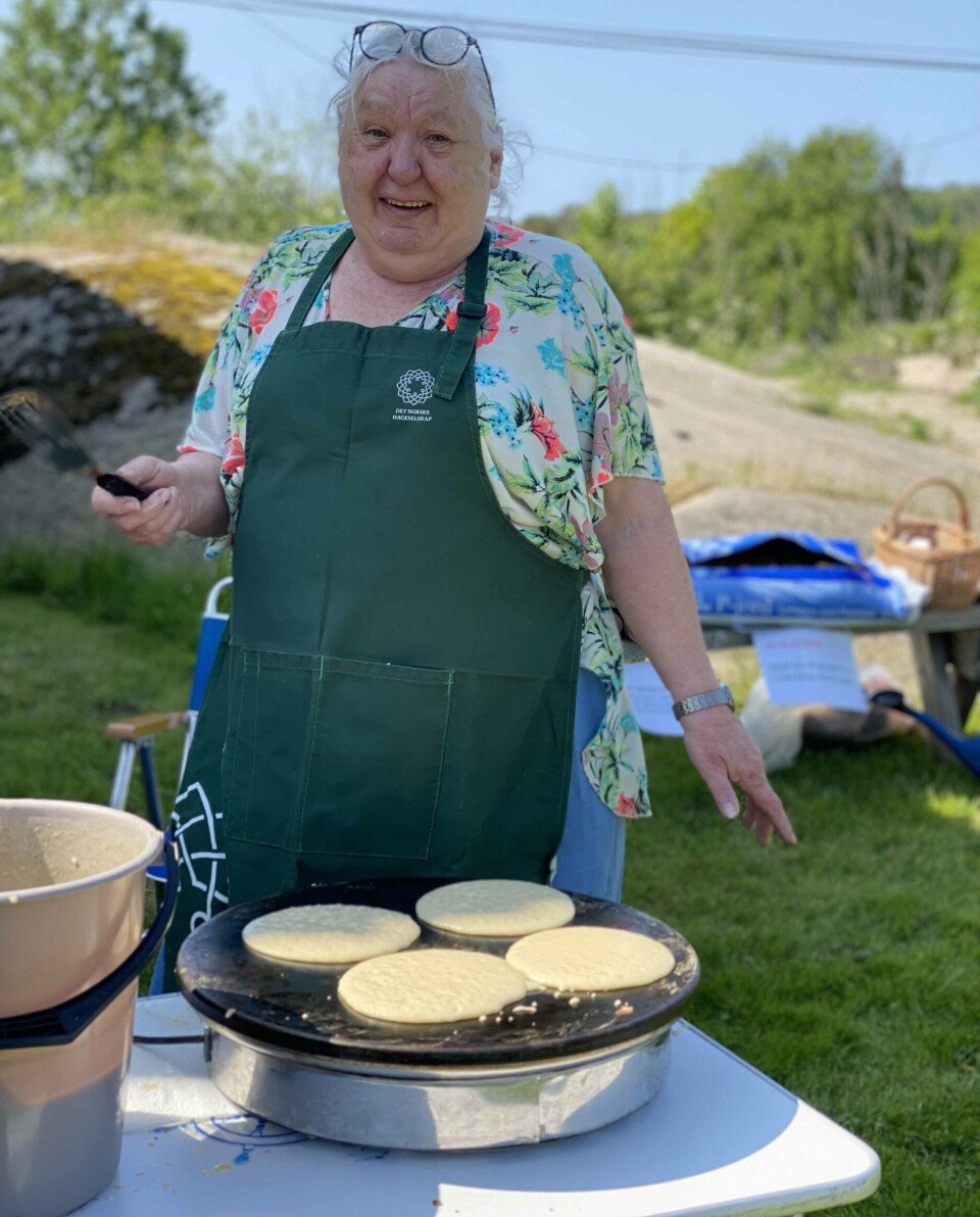 Randi Grande Skullerud steker knallgode sveler på Bygdedagen.