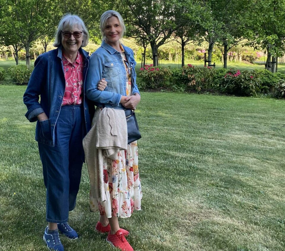 Hagelagsleder Kristine Norsted (til venstre) og Elly Lyngmo på eksklusiv hagevandring på Ekheim, en privat hage som eies av Terje Høili og er lukket for allmenheten. – Elly er et kjærkomment medlem som på hver eneste hagekveld står på kjøkkenet og koker kaffe og ordner, sier Kristine.
