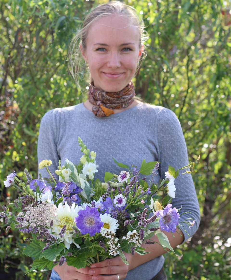 SANSELIG – Denne buketten
dufter veldig godt. Den er tross alt
proppfull av mynte, sier Lisa mens
hun sniffer inn herligheten.