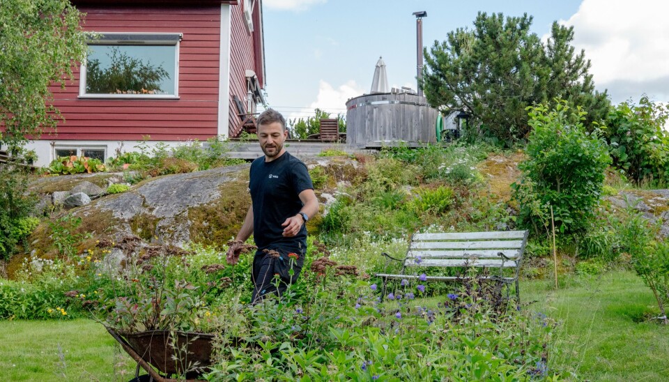 Jordforsker Pierre-Adrien Rivier hjemme i hagen på Vinterbro i Ås. Her har han de siste ni årene matet jordlivet med kompost og opparbeidet en liten jungel av biologisk mangfold. I denne saken deler han både enkle og mer avanserte tips og triks om hage og kompostering.