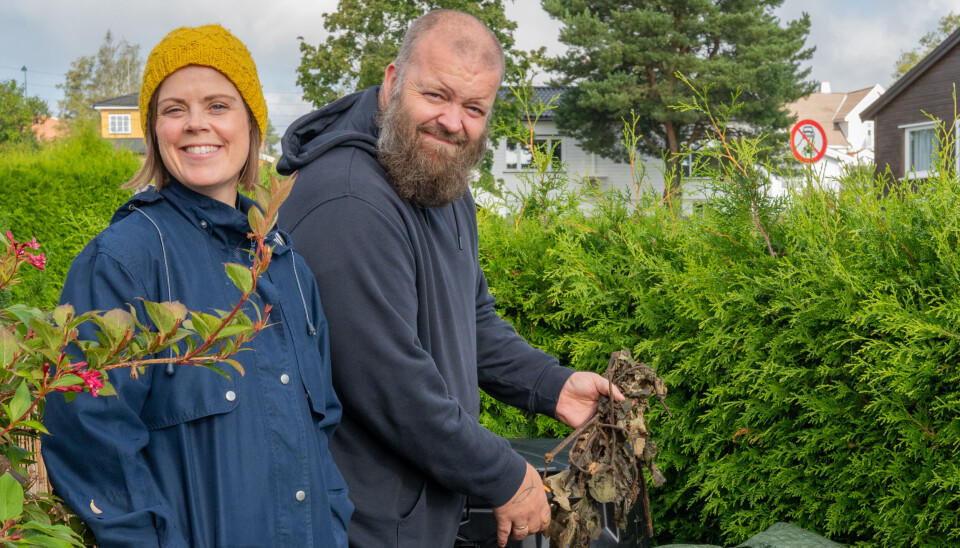 Anette Tjomsland Spilling og Eivind Tjomsland Spilling lager kompost basert på hageavfall og matavfall
