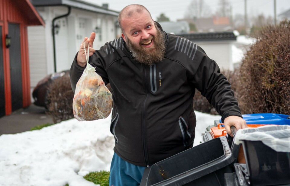 Noen uker vinteren 2024-25 var komposten lite tilgjengelig på grunn av snø. Eivind Tjomsland Spilling redder noen poser som vi først kastet i vanlig matavfall på grunn av snømengdene.